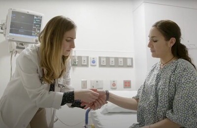 Кодирование Аквилонг в Саянске Врач держит пациентку за руку