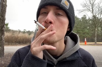 Лечение зависимости от табакокурения в Саянске Мужчина с сигаретой делает затяжку