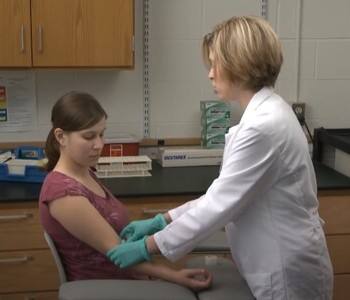 Лечение зависимости от аптечных препаратов в Саянске Врач делает инъекцию пациентке